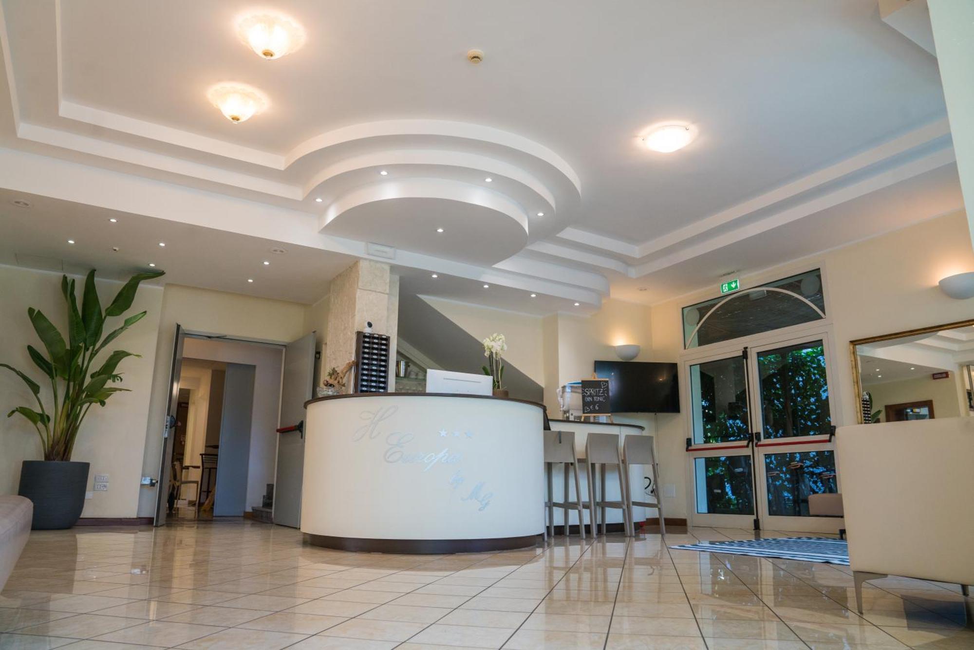 Hotel Europa Милано Мартима Екстериор снимка