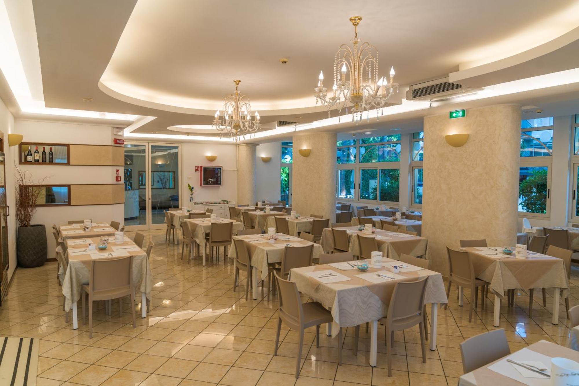 Hotel Europa Милано Мартима Екстериор снимка
