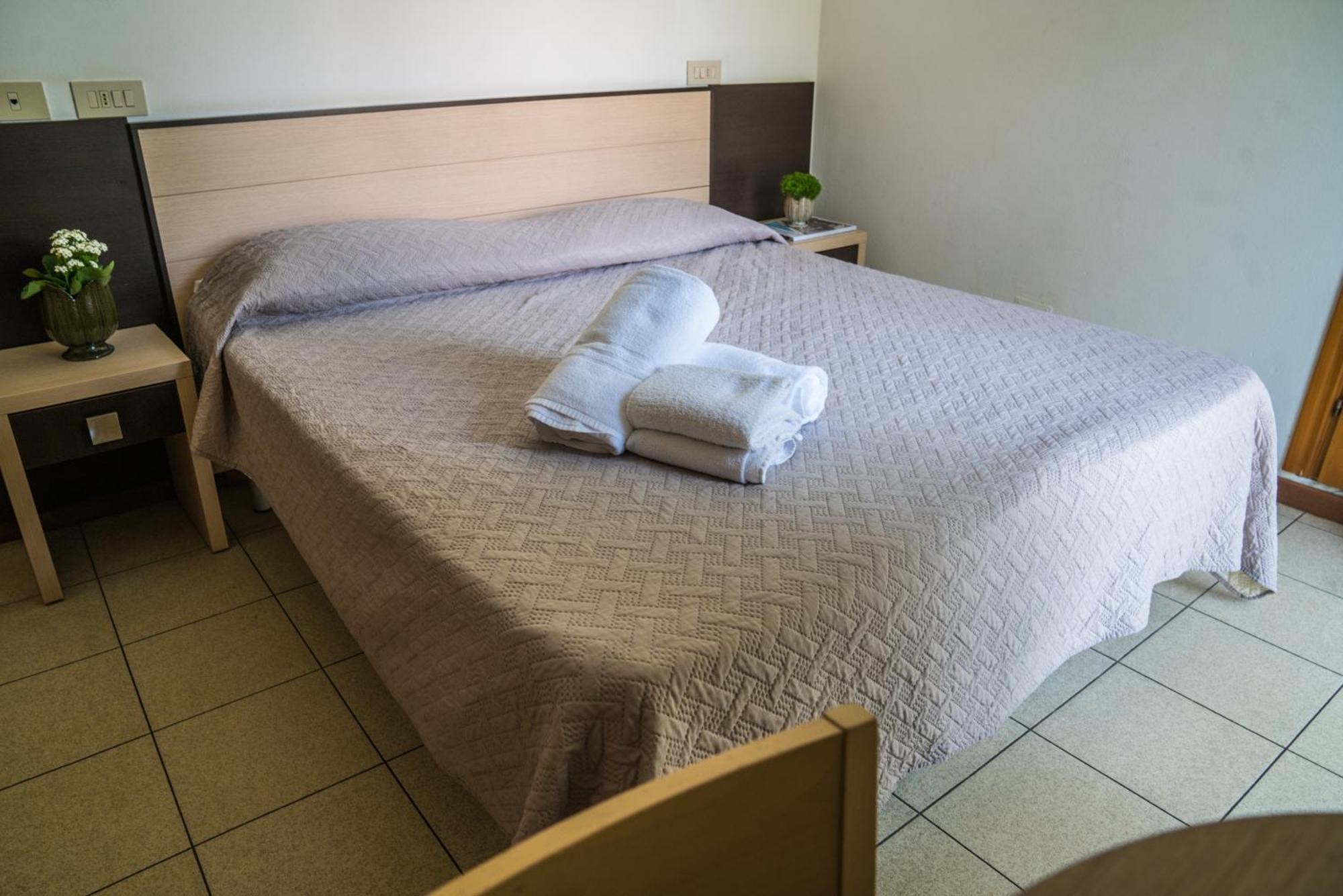 Hotel Europa Милано Мартима Екстериор снимка