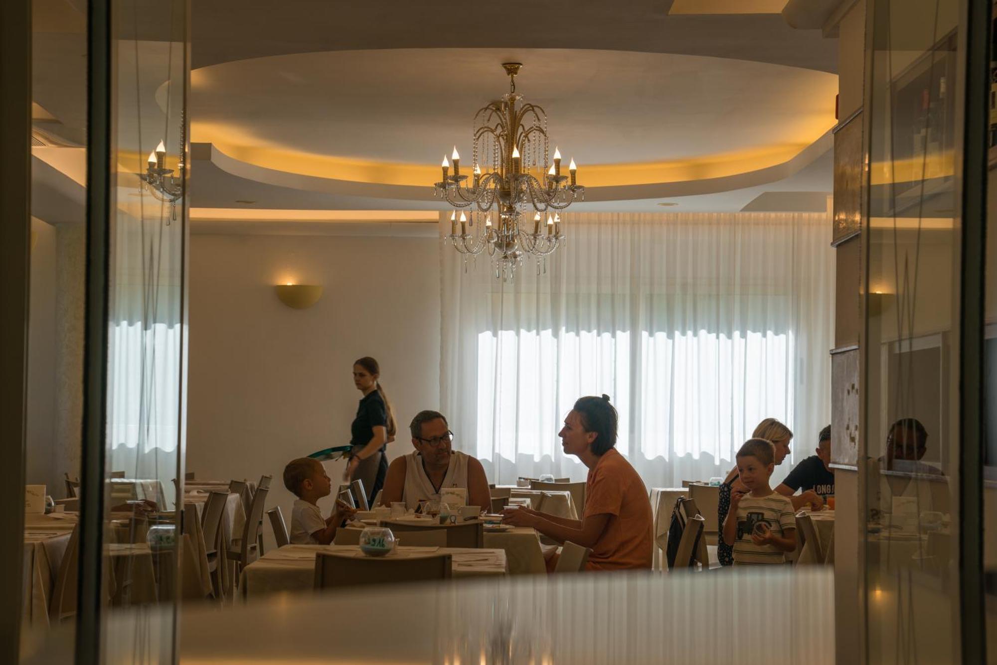 Hotel Europa Милано Мартима Екстериор снимка